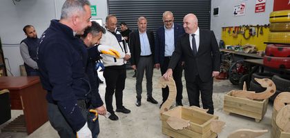 Darıca Belediyesi kent mobilyalarını kendi atölyesinde üretiyor
