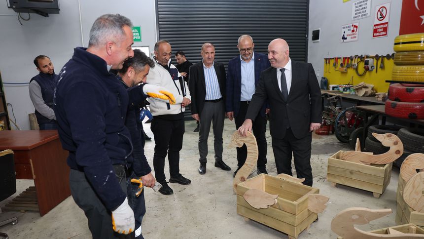 Darıca Belediyesi kent mobilyalarını kendi atölyesinde üretiyor