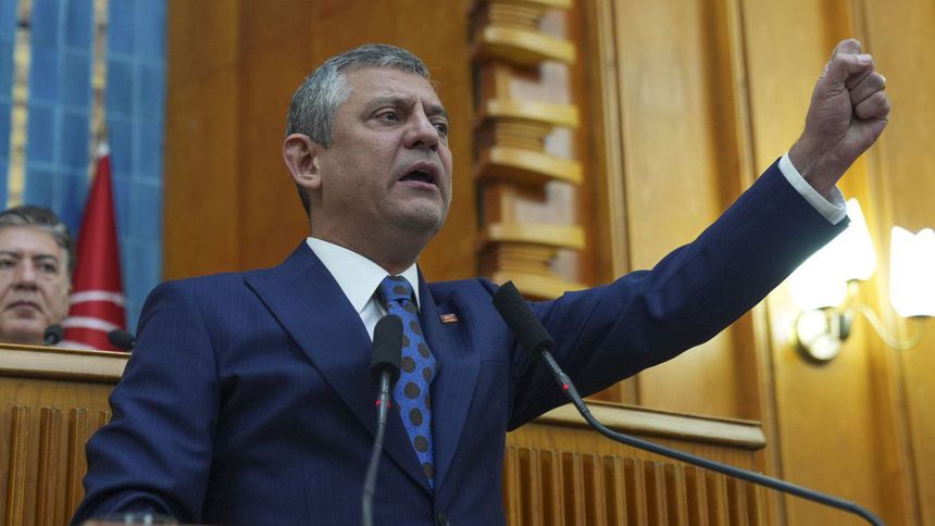 Özgür Özel: Cesareti olan bu iddianamenin 40 sayfalık özetini çıkarsın