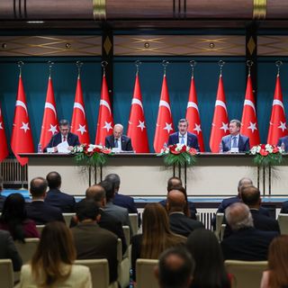 Büyüme aşağı enflasyon yukarı