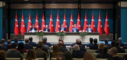 Büyüme aşağı, enflasyon yukarı