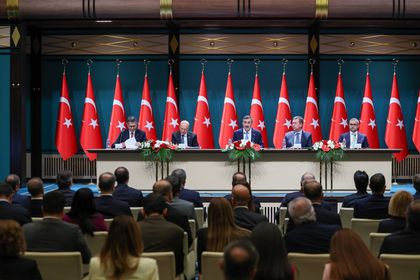 Büyüme aşağı, enflasyon yukarı