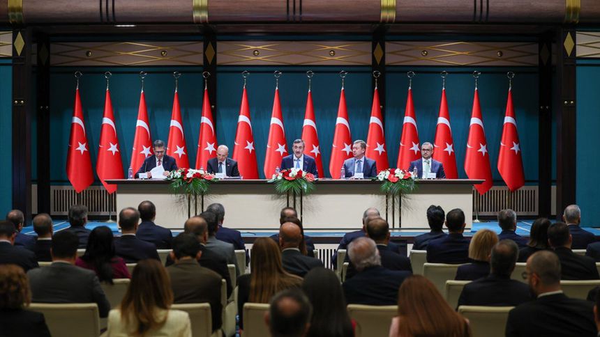 Büyüme aşağı, enflasyon yukarı