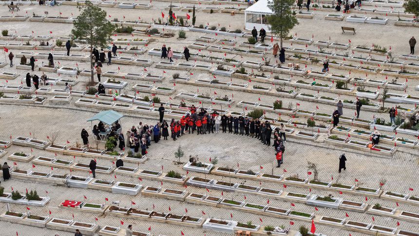 Asrın felaketinin 3. yılında deprem şehitliğinde vefa nöbeti