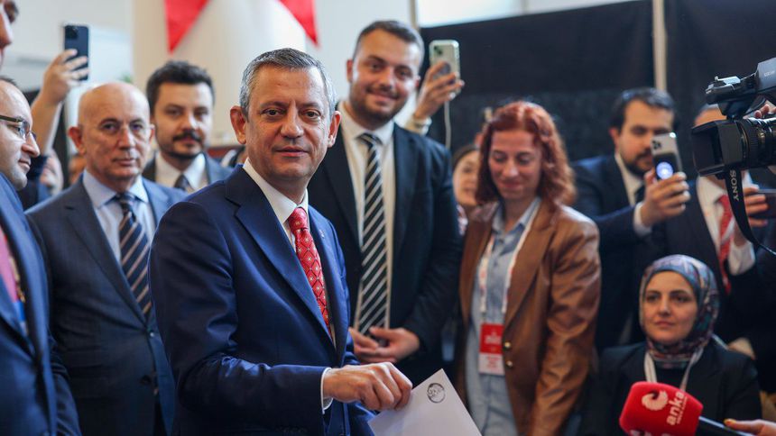Özgür Özel yeniden genel başkan