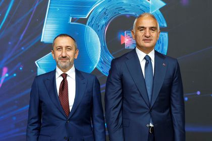 Bakan Ersoy, Türk Telekom'un 5G destekli VR teknolojisi AKM'de deneyimledi