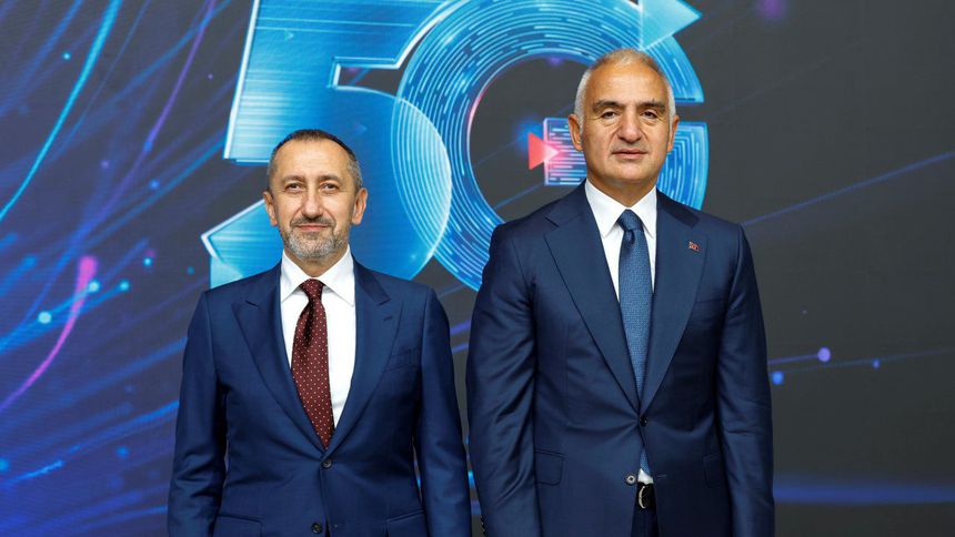 Bakan Ersoy, Türk Telekom'un 5G destekli VR teknolojisi AKM'de deneyimledi